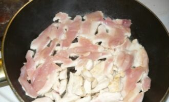 Салат с курицей и креветками в ананасе Салат с курицей и креветками в ананасе