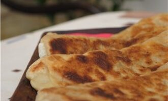 Гёзлеме со шпинатом и сыром — турецкие лепёшки на сухой сковороде Гёзлеме со шпинатом и сыром — турецкие лепёшки на сухой сковороде