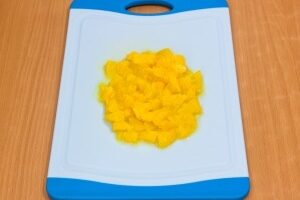 Куриный салат с апельсином и огурцом в цитрусовых корзинках Куриный салат с апельсином и огурцом в цитрусовых корзинках