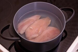 Куриный салат с апельсином и огурцом в цитрусовых корзинках Куриный салат с апельсином и огурцом в цитрусовых корзинках