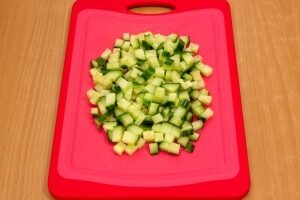 Куриный салат с апельсином и огурцом в цитрусовых корзинках Куриный салат с апельсином и огурцом в цитрусовых корзинках