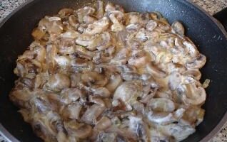 Жаркое из курицы под сыром с грибами в сливочном соусе — пошагово для новичков Жаркое из курицы под сыром с грибами в сливочном соусе — пошагово для новичков