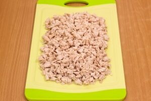 Куриный салат с апельсином и огурцом в цитрусовых корзинках Куриный салат с апельсином и огурцом в цитрусовых корзинках