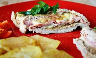 Свиные отбивные в фольге с сыром, ветчиной и розмарином Свиные отбивные в фольге с сыром, ветчиной и розмарином