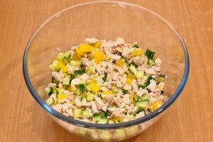 Куриный салат с апельсином и огурцом в цитрусовых корзинках Куриный салат с апельсином и огурцом в цитрусовых корзинках