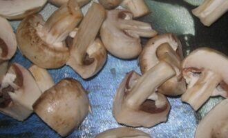 Горшочки с грибами и картофелем в сливочном соусе Горшочки с грибами и картофелем в сливочном соусе