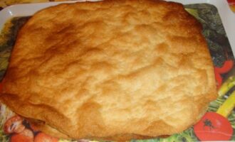 Слоёный закусочный пирог из 4 коржей с рыбой, яйцом и сыром Слоёный закусочный пирог из 4 коржей с рыбой, яйцом и сыром
