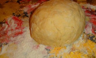 Слоёный закусочный пирог из 4 коржей с рыбой, яйцом и сыром Слоёный закусочный пирог из 4 коржей с рыбой, яйцом и сыром