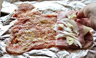 Свиные отбивные в фольге с сыром, ветчиной и розмарином Свиные отбивные в фольге с сыром, ветчиной и розмарином