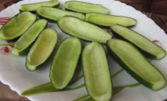 Закуски 'Огуречная Флотилия' с начинками из крабов и кальмаров Закуски 'Огуречная Флотилия' с начинками из крабов и кальмаров
