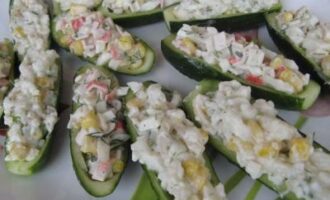 Закуски 'Огуречная Флотилия' с начинками из крабов и кальмаров Закуски 'Огуречная Флотилия' с начинками из крабов и кальмаров