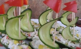 Закуски 'Огуречная Флотилия' с начинками из крабов и кальмаров Закуски 'Огуречная Флотилия' с начинками из крабов и кальмаров