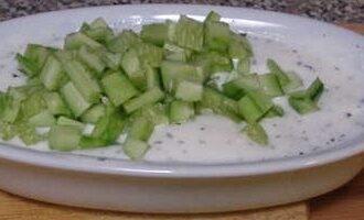 Освежающий суп из йогурта с огурцами и мятой Освежающий суп из йогурта с огурцами и мятой