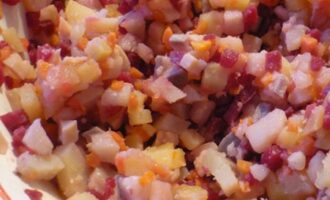 Рецепт салата «Чёрная роза» с кальмарами и сельдью Рецепт салата «Чёрная роза» с кальмарами и сельдью