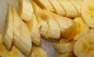 Рецепт: Бананы в хрустящем кляре с карамельным соусом Рецепт: Бананы в хрустящем кляре с карамельным соусом