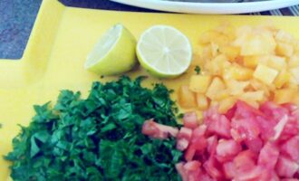 Горячий салат по-дамасски с бобами и кунжутной пастой Горячий салат по-дамасски с бобами и кунжутной пастой