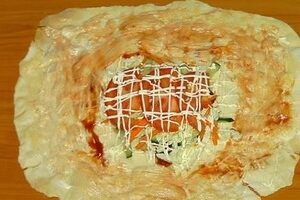 Шаурма с курицей домашняя — в лаваше с чесночным соусом и овощами Шаурма с курицей домашняя — в лаваше с чесночным соусом и овощами