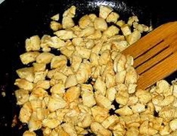 Шаурма с курицей домашняя — в лаваше с чесночным соусом и овощами Шаурма с курицей домашняя — в лаваше с чесночным соусом и овощами