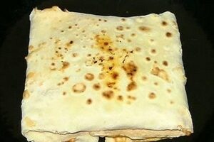 Шаурма с курицей домашняя — в лаваше с чесночным соусом и овощами Шаурма с курицей домашняя — в лаваше с чесночным соусом и овощами