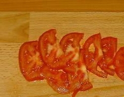 Шаурма с курицей домашняя — в лаваше с чесночным соусом и овощами Шаурма с курицей домашняя — в лаваше с чесночным соусом и овощами