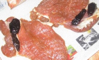 Говяжий рулет с черносливом Говяжий рулет с черносливом
