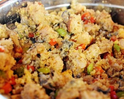 Жареный хлеб с устрицами и овощами Жареный хлеб с устрицами и овощами