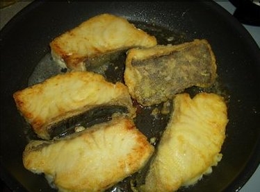 Сом, жареный с помидорами Сом, жареный с помидорами