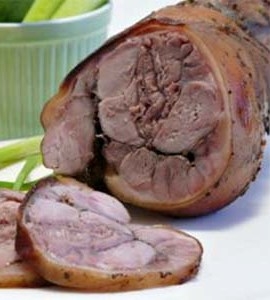 Свиная рулька, без кости запеченная в духовке с чесноком и специями Свиная рулька, без кости запеченная в духовке с чесноком и специями