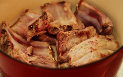 Свиные ребрышки с шампиньонами Свиные ребрышки с шампиньонами