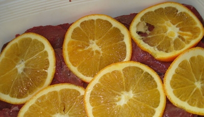 Бараньи ребрышки с луком и апельсинами Бараньи ребрышки с луком и апельсинами