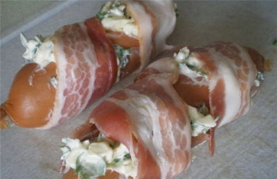 Сардельки, фаршированные сыром в беконе Сардельки, фаршированные сыром в беконе