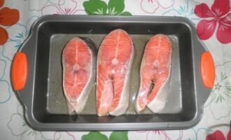Стейк из сёмги в духовке без фольги — с помидорами, луком и сыром Стейк из сёмги в духовке без фольги — с помидорами, луком и сыром