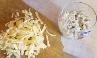 Салат с крекерами и сыром