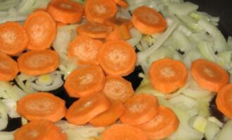 Перловка в горшочках с овощами и свининой Перловка в горшочках с овощами и свининой