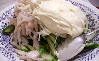Салат из кальмаров и свежих огурцов Салат из кальмаров и свежих огурцов