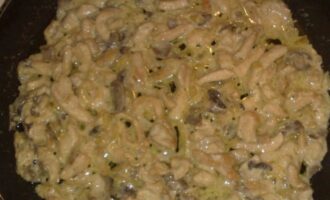 Бефстроганов из Курицы с Грибами и Сметаной Бефстроганов из Курицы с Грибами и Сметаной