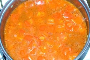 Гуляш из индейки с подливой из перца и томатов Гуляш из индейки с подливой из перца и томатов
