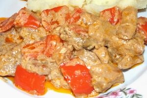 Гуляш из индейки с подливой из перца и томатов Гуляш из индейки с подливой из перца и томатов