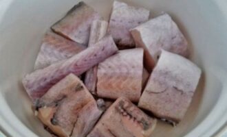 Запеченный минтай в молоке с луком Запеченный минтай в молоке с луком