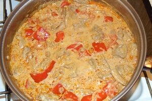 Гуляш из индейки с подливой из перца и томатов Гуляш из индейки с подливой из перца и томатов