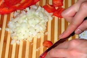 Гуляш из индейки с подливой из перца и томатов Гуляш из индейки с подливой из перца и томатов