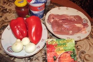 Гуляш из индейки с подливой из перца и томатов Гуляш из индейки с подливой из перца и томатов
