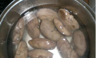 Рецепт тушенных свиных почек с овощами Рецепт тушенных свиных почек с овощами