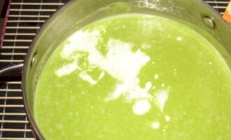 Суп-пюре из зелёного горошка с чесноком и сливками Суп-пюре из зелёного горошка с чесноком и сливками