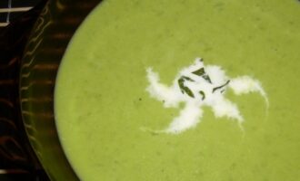 Суп-пюре из зелёного горошка с чесноком и сливками Суп-пюре из зелёного горошка с чесноком и сливками