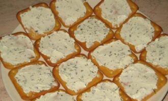 Закуска «Божья коровка» — простые канапе из черри и крекеров для новичков Закуска «Божья коровка» — простые канапе из черри и крекеров для новичков