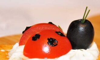 Закуска «Божья коровка» — простые канапе из черри и крекеров для новичков Закуска «Божья коровка» — простые канапе из черри и крекеров для новичков