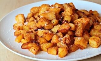 Картошка в духовке с сыром, чесноком и паприкой — простой гарнир кубиками Картошка в духовке с сыром, чесноком и паприкой — простой гарнир кубиками