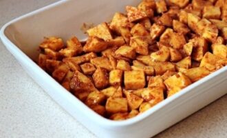 Картошка в духовке с сыром, чесноком и паприкой — простой гарнир кубиками Картошка в духовке с сыром, чесноком и паприкой — простой гарнир кубиками