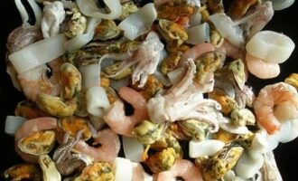 Теплый салат со спаржей и морским коктейлем Теплый салат со спаржей и морским коктейлем